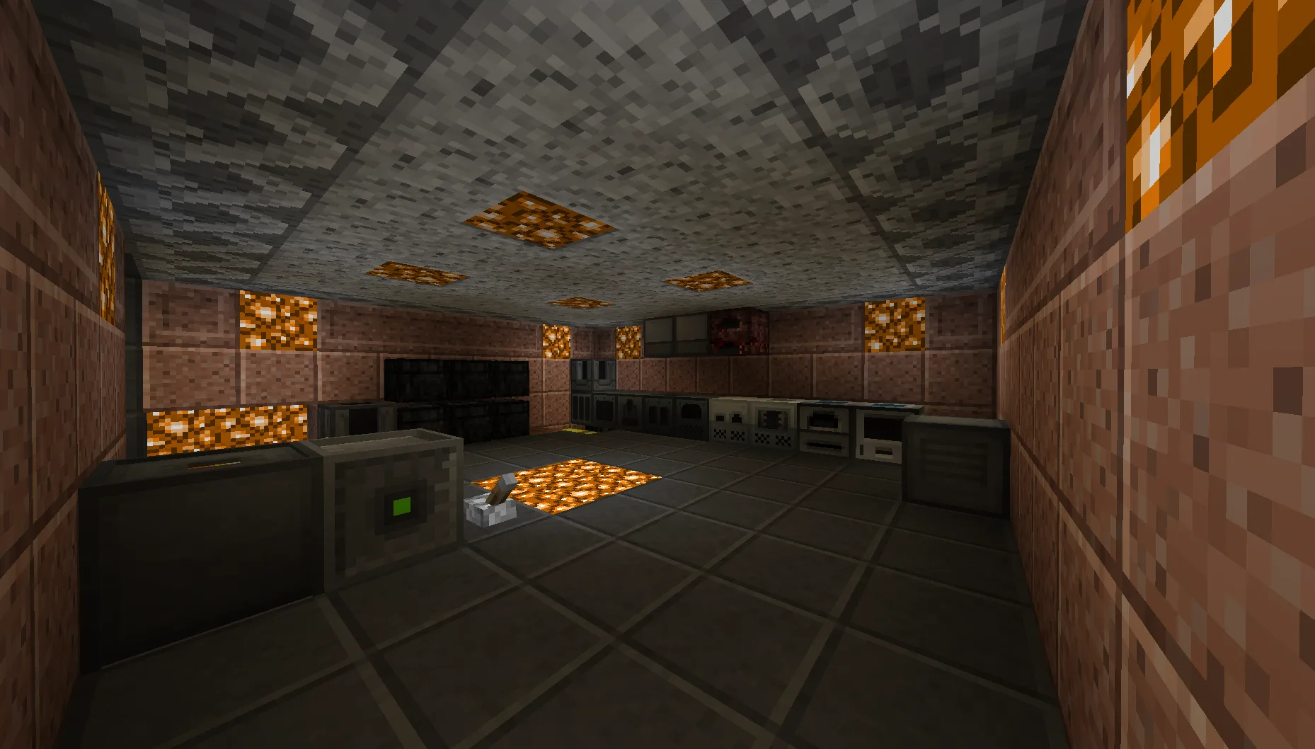 Оранжевый светокамень в технической комнате из мода Mo' Glowstone.