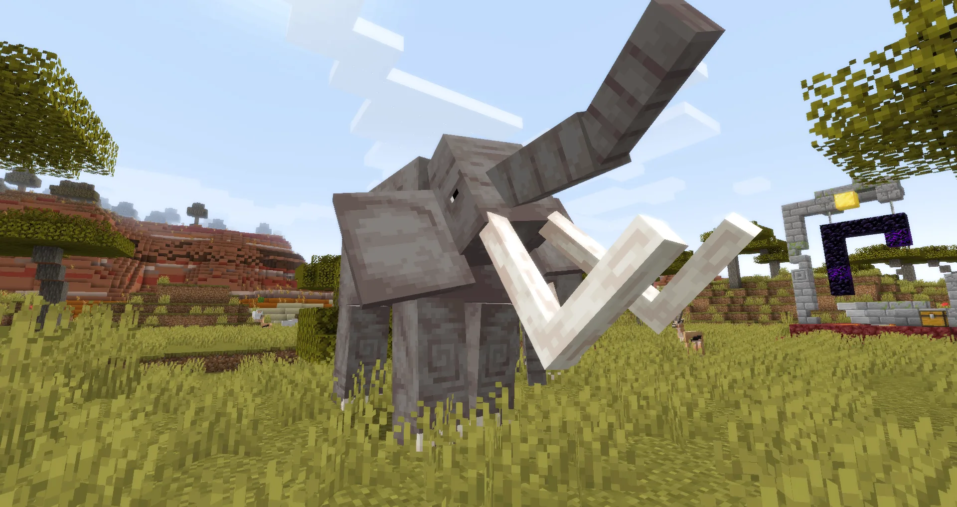 Слон из мода Alex's Mobs в Minecraft.