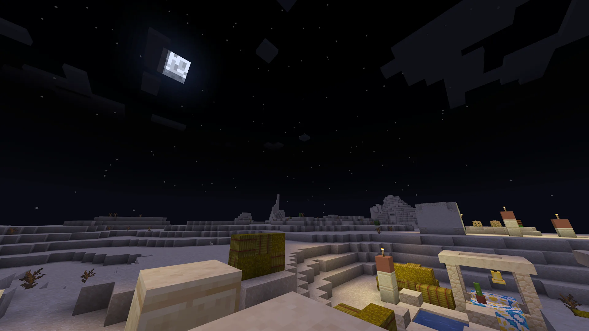 Ночное небо над пустыней в Minecraft 1.19.4 с модификацией Better Clouds.