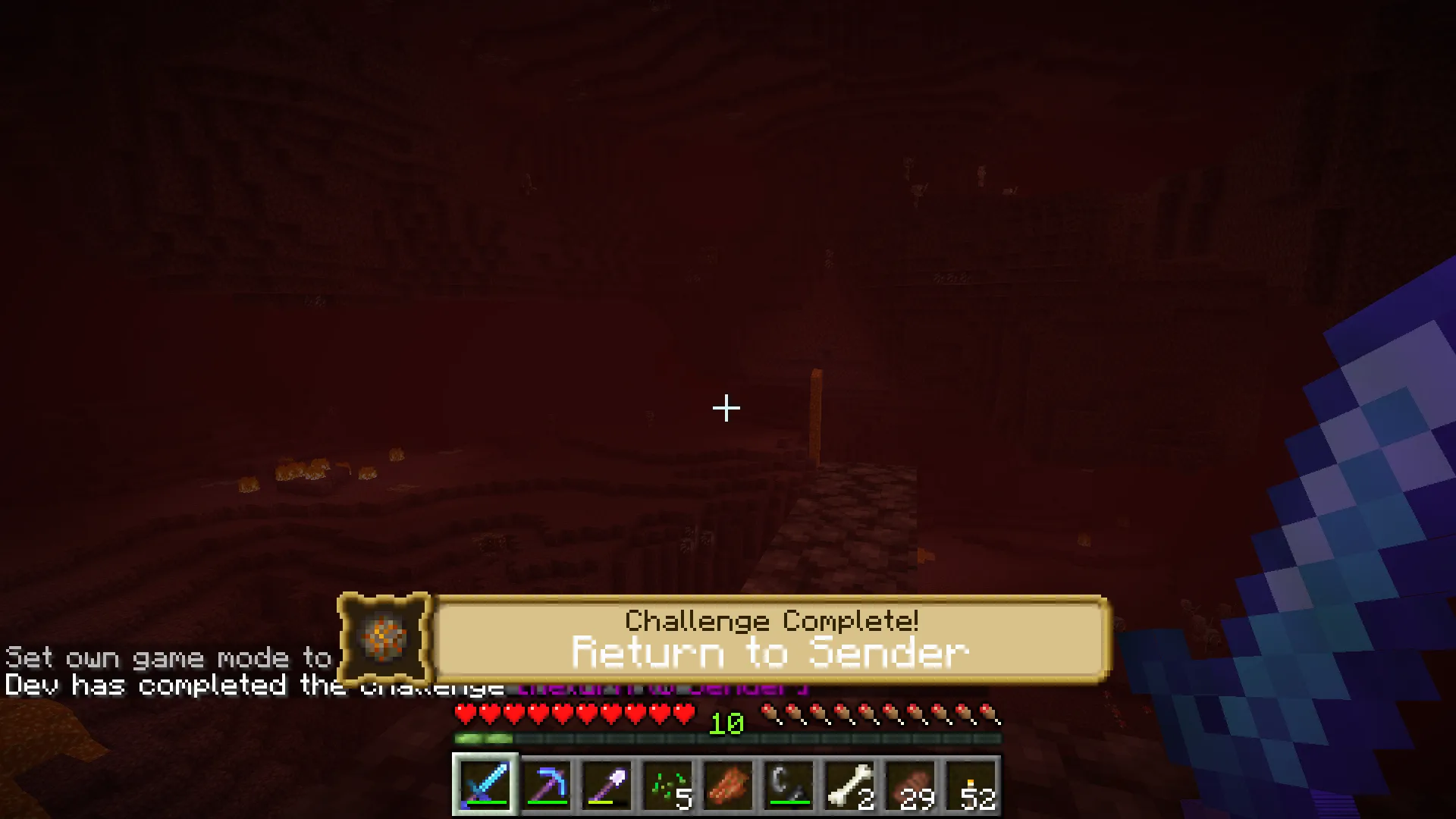 Всплывающее уведомление о достижении с золотой рамкой в Minecraft.