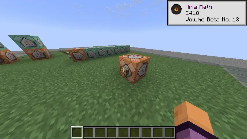 Уведомление Minecraft с названием трека и обложкой альбома.