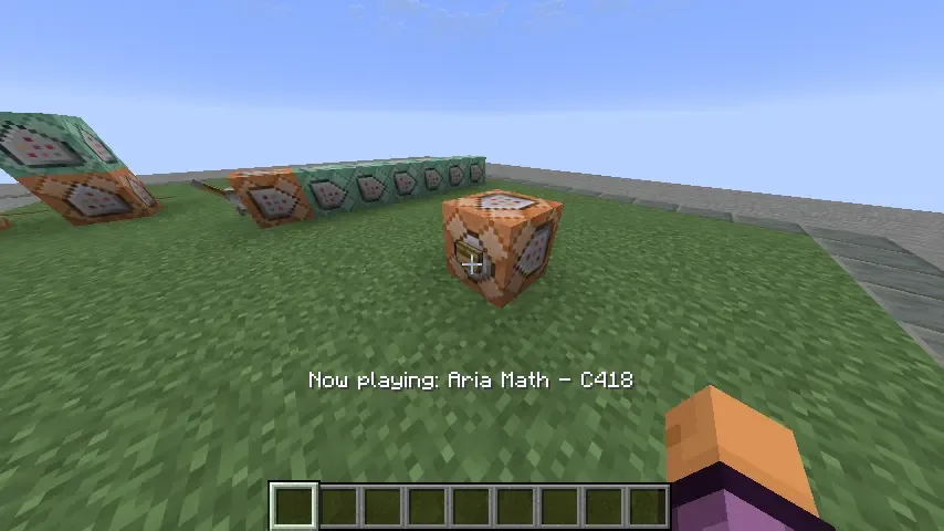 Скриншот отображения уведомления о музыке в панели действий (Action Bar) Minecraft.