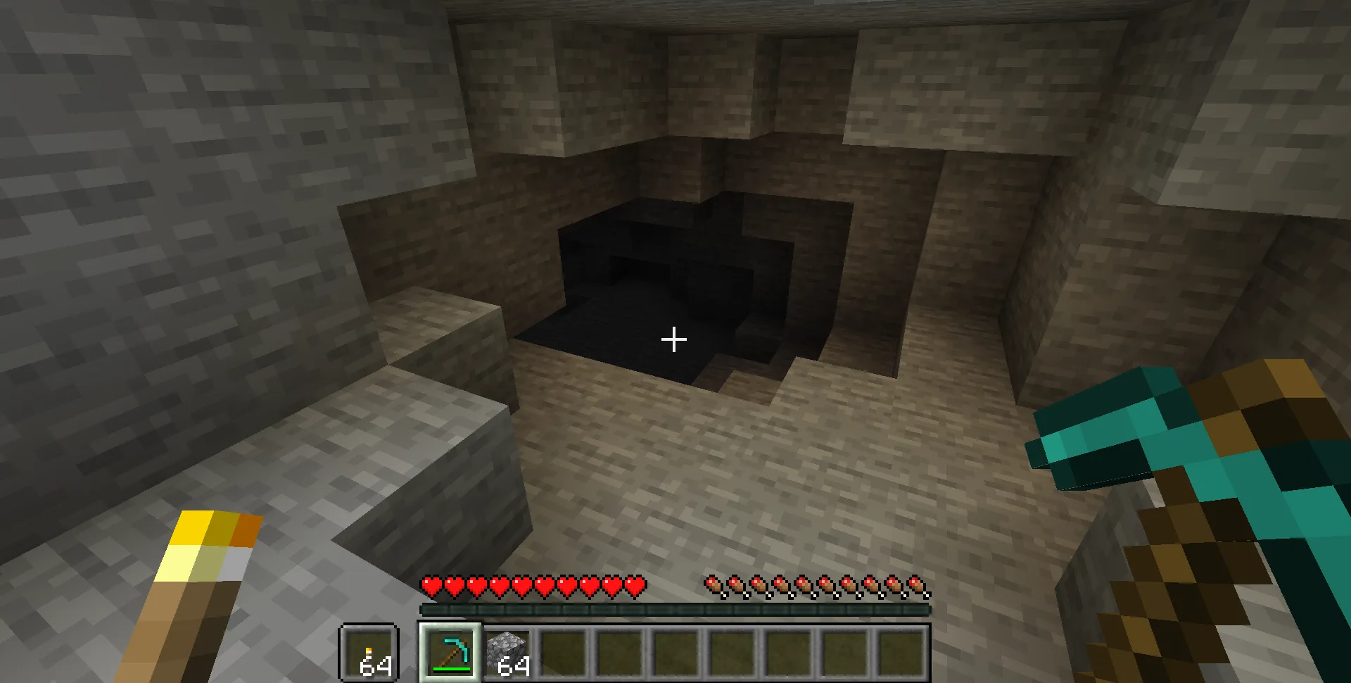 Факел в руке игрока освещает пещеру в Minecraft.