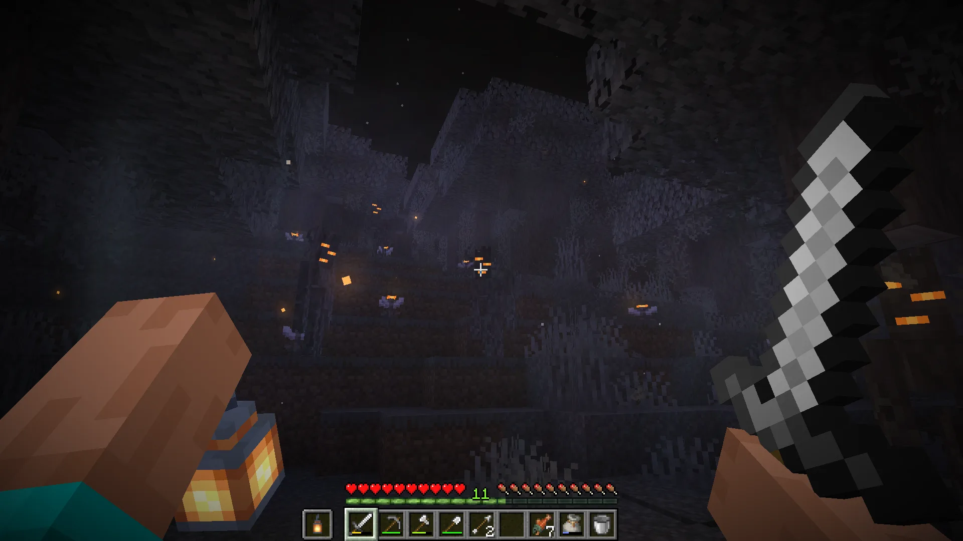 Четыре фонаря, подвешенные на цепочках с реализованной физикой в Minecraft.