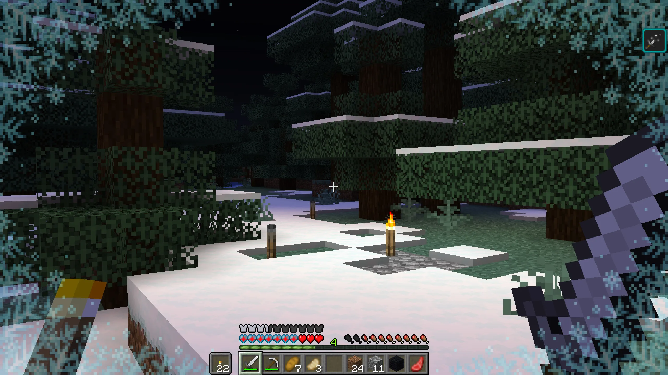 Интерфейс Minecraft в режиме выживания: индикатор температуры с иконкой сердца и эффектом инея по краям экрана.