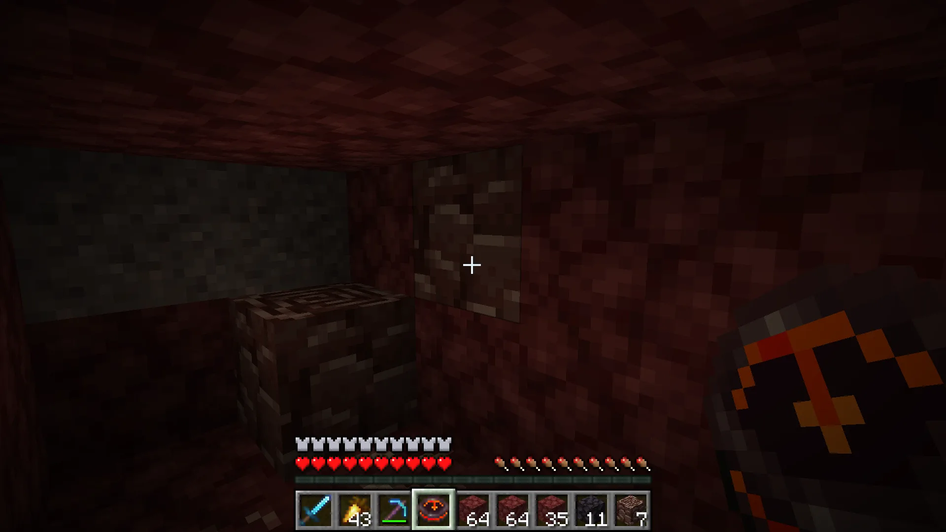 Игрок использует незеритовый компас для поиска древних обломков в Нижнем мире.