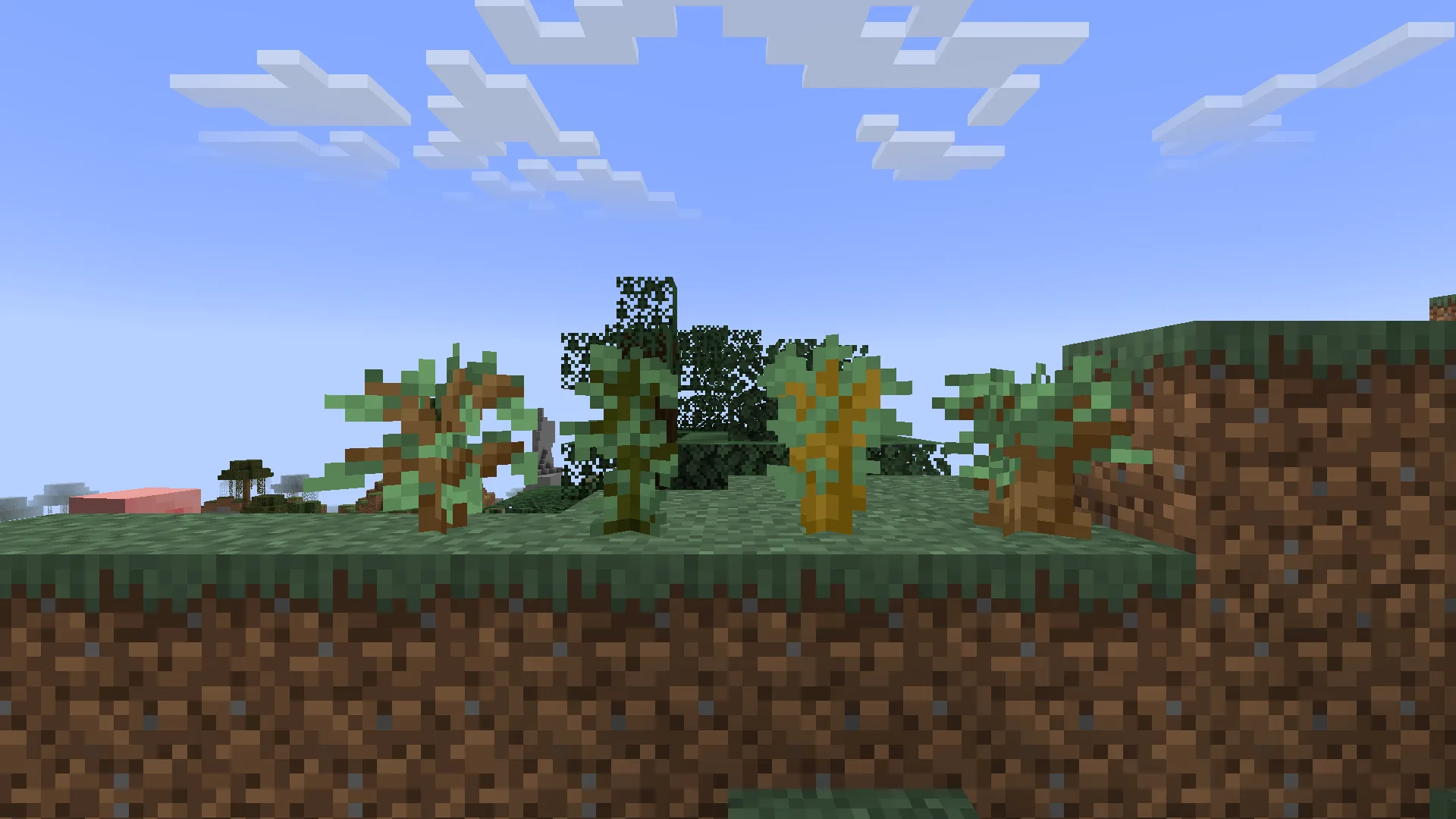 Саженцы деревьев на холмах с измененным оттенком листвы