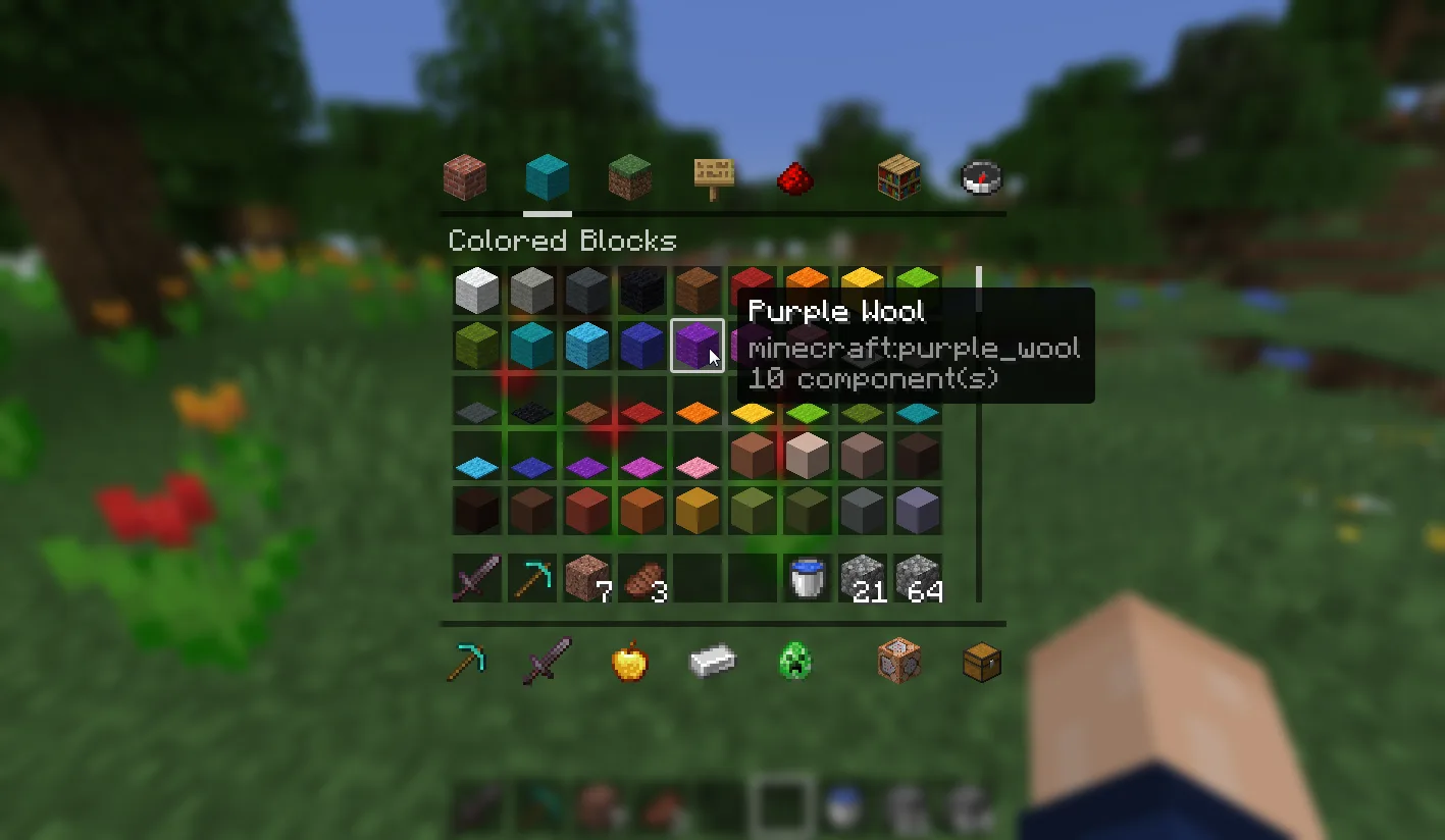 Интерфейс творческого инвентаря с полупрозрачным фоном в Minecraft.