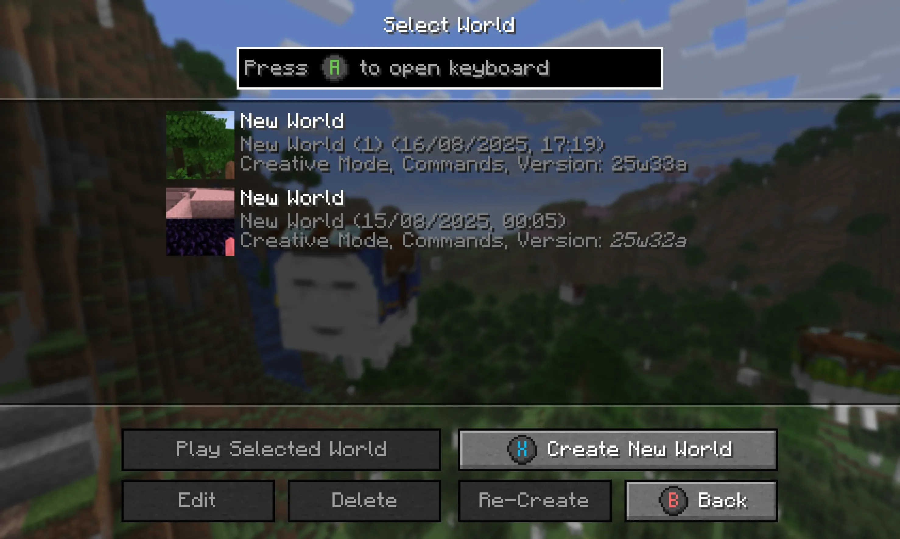 Экран выбора мира в Minecraft с интерфейсом мода Controlify.