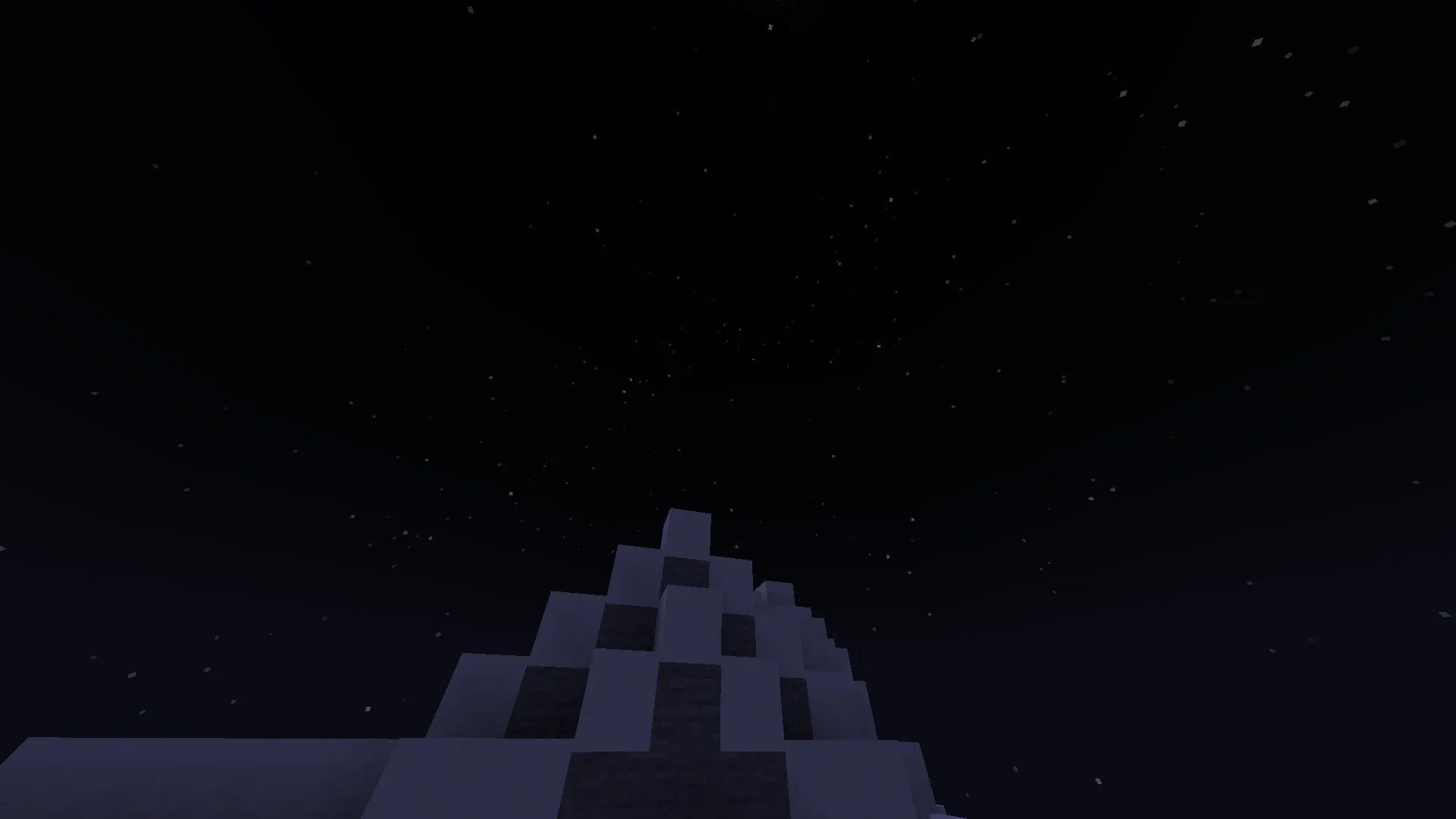 Скопление звезд в форме галактики на ночном небе в Minecraft.