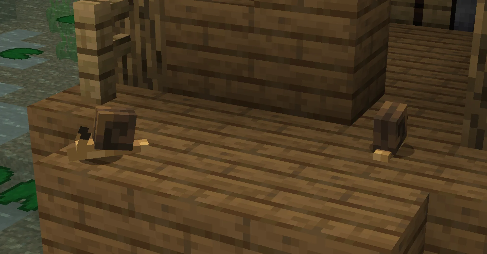 Две улитки ползут по деревянному настилу хижины ведьмы.