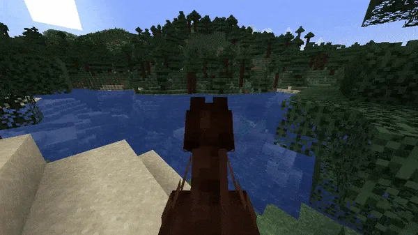 Игрок верхом на лошади плывет по воде в Minecraft.