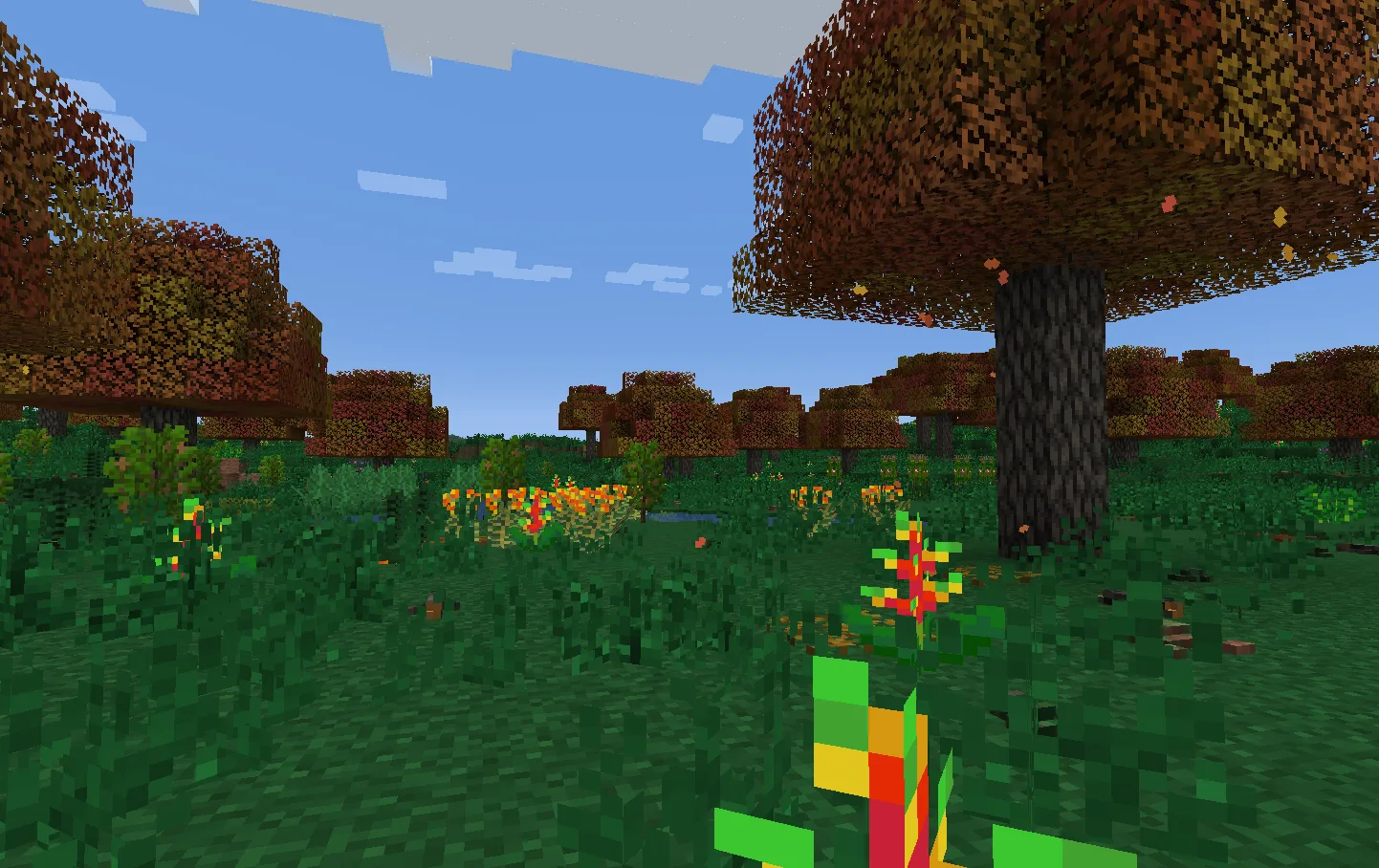 Осенние листья, опадающие с дерева в Minecraft-моде TerraFirmaCraft.