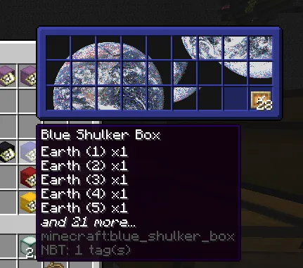 Игровой интерфейс Minecraft с картами в инвентаре шалкера и наложением MiniHUD.