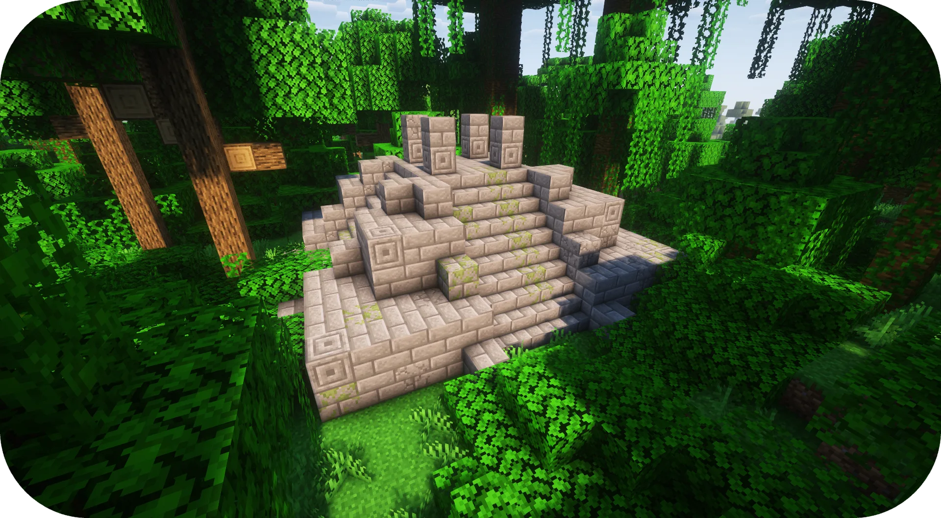 Мезоамериканский храм в Minecraft, покрытый мхом.