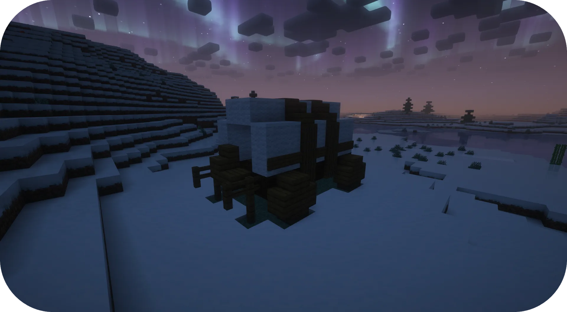 Деревянная повозка, покрытая снегом, в мире Minecraft.