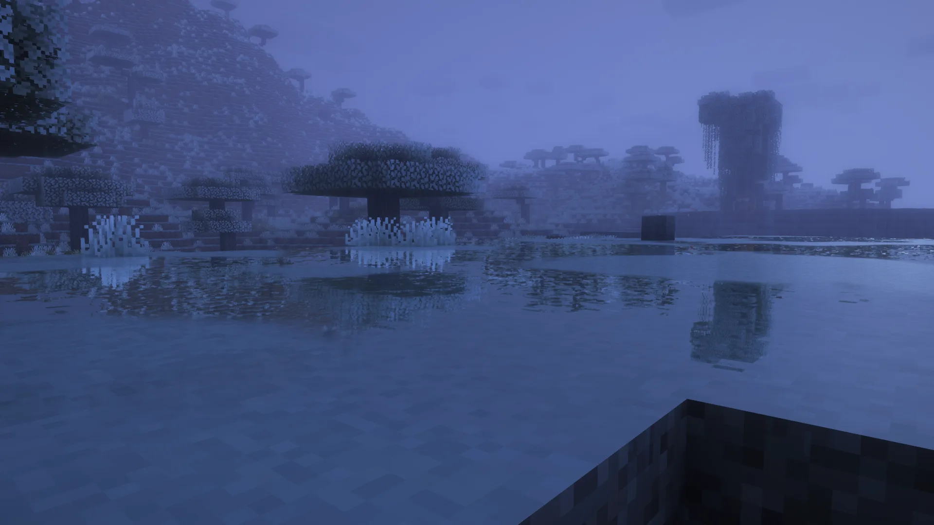 Заснеженный дом в дождливый день.