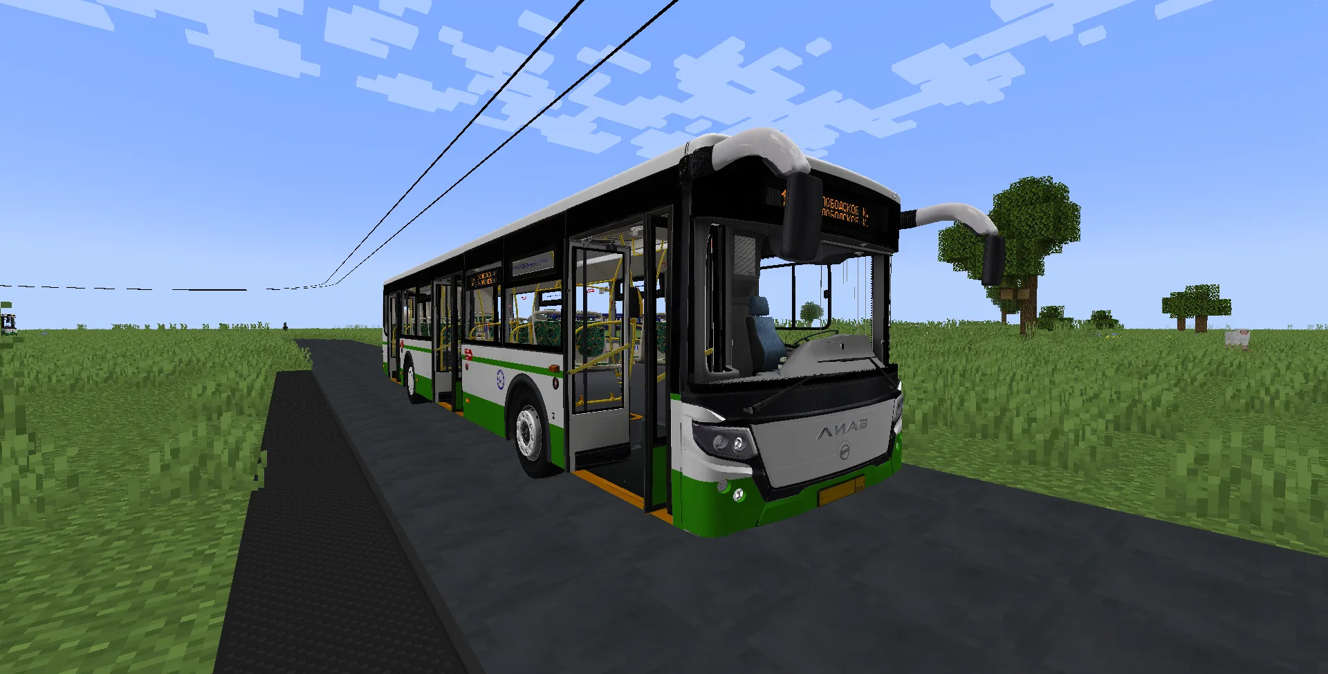 Автобус ЛиАЗ-5292.30 с работающими дисплеями для проекта mBus в Minecraft.