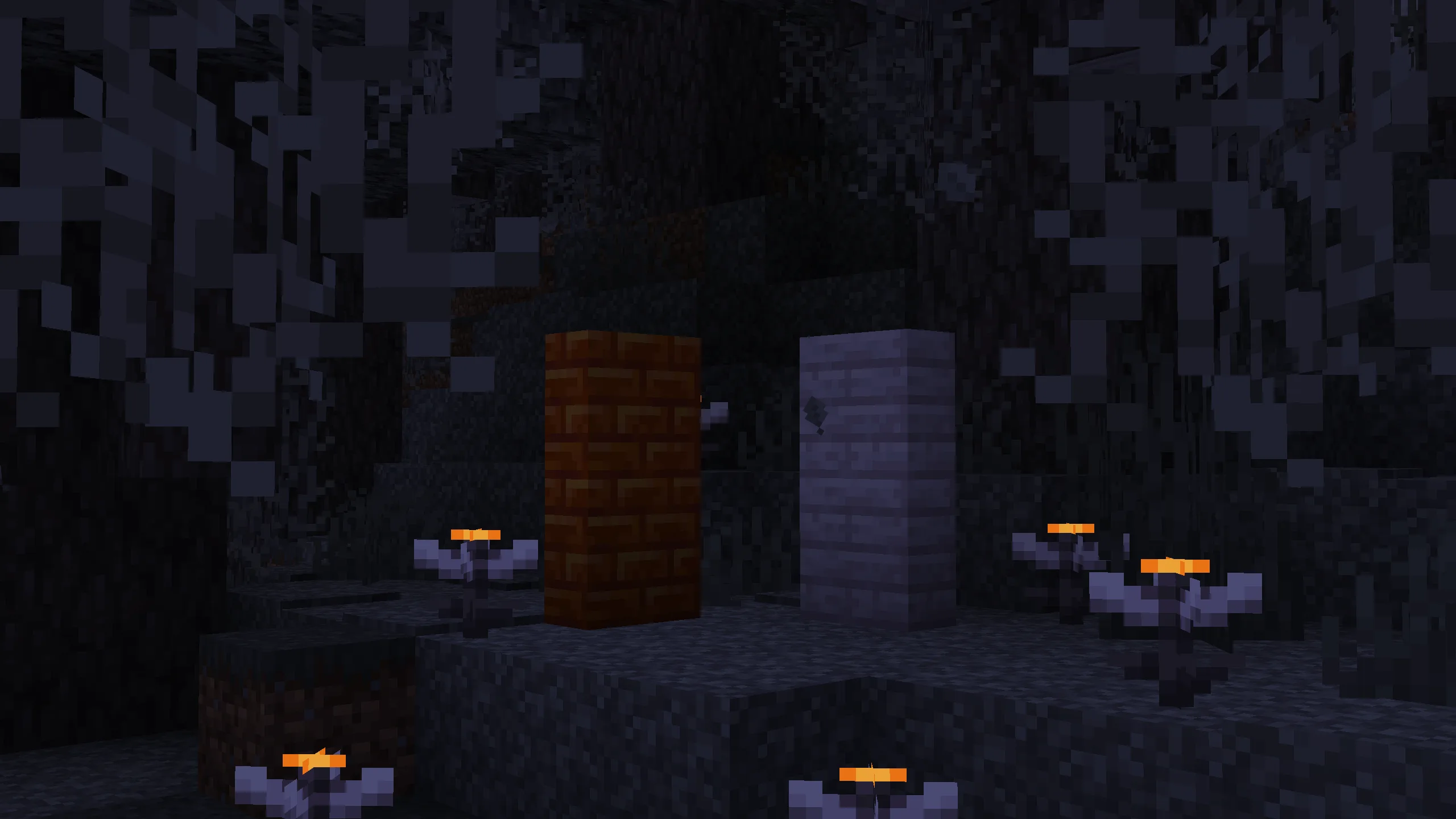 Вертикальные плиты из бледного дуба и кирпича из смолы в Minecraft.