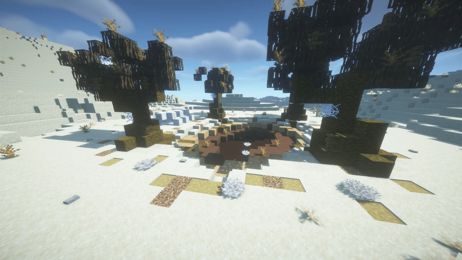 Оазис с высохшим водоемом в пустынном биоме Minecraft.