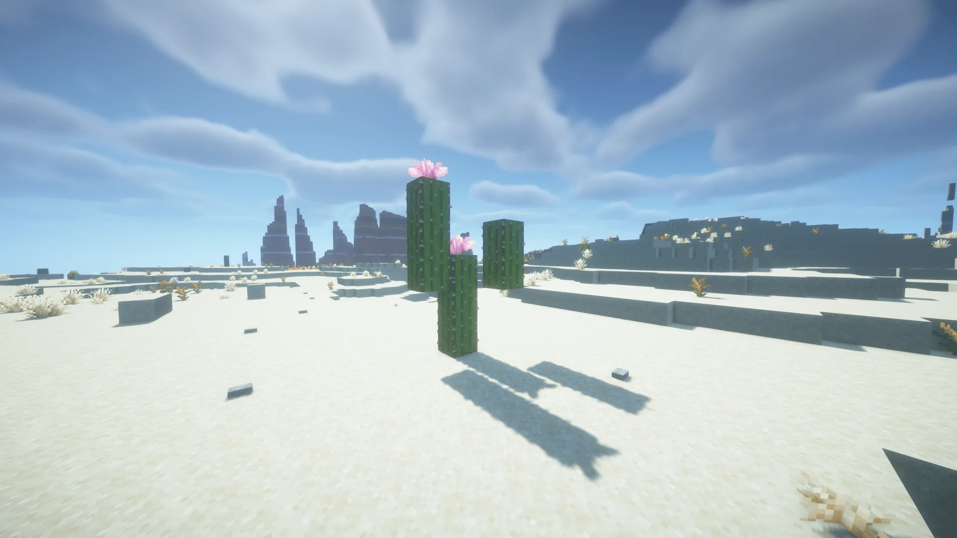 Минималистичная постройка в форме кактуса в пустынном биоме Minecraft.