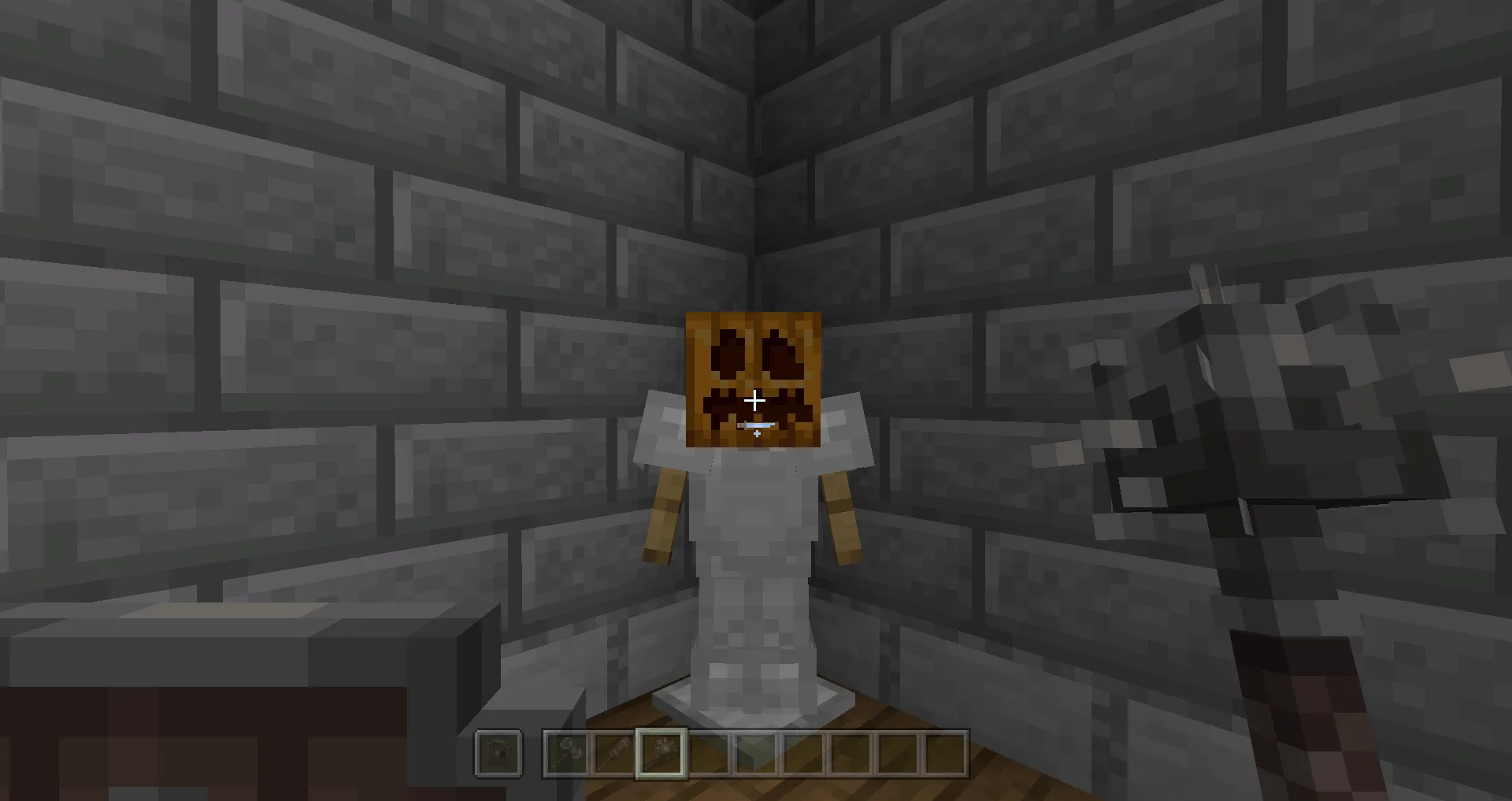 Персонаж держит оружие Моргенштерн из мода Vanity: Deep Forged.