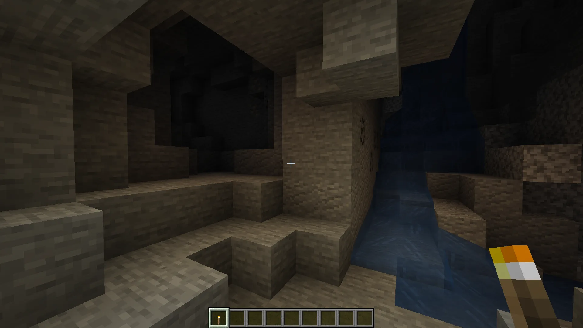 Игрок с факелом освещает темную пещеру в Minecraft благодаря моду Dynamic Lights.