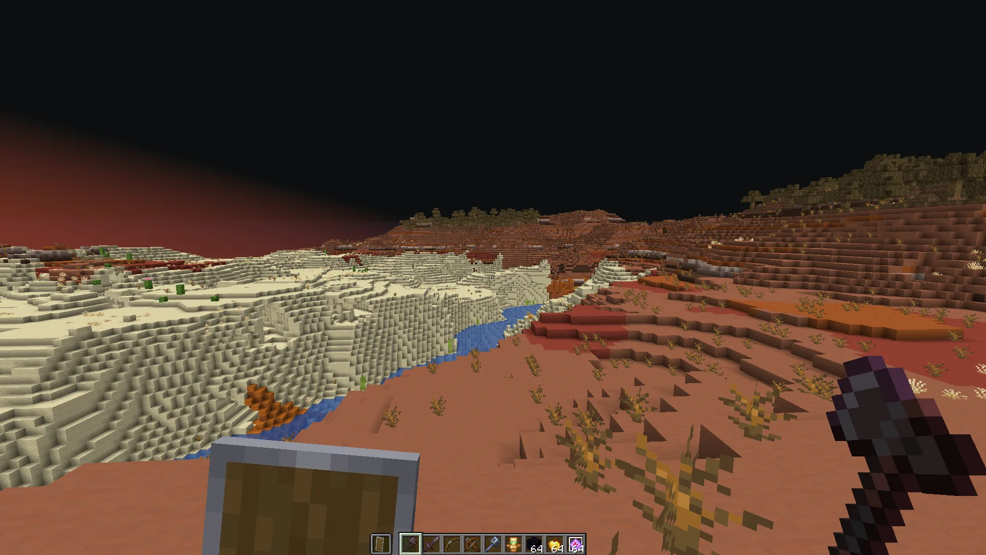 Компактное положение щита в блоке и топора в руках