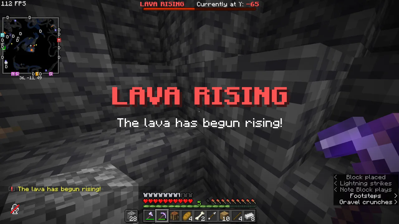Скриншот игрового процесса Minecraft: лава начинает подниматься.