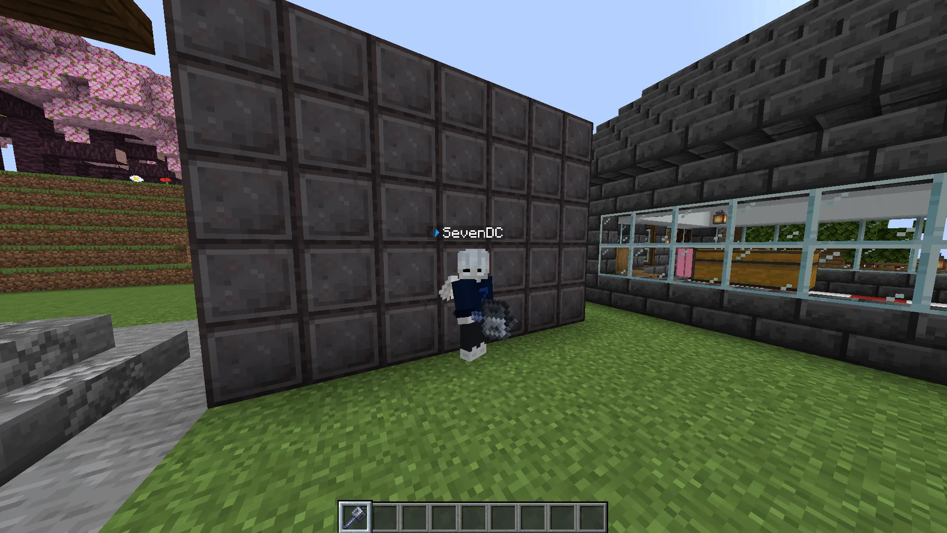 Вид от третьего лица на персонажа с уменьшенной булавой в Minecraft.