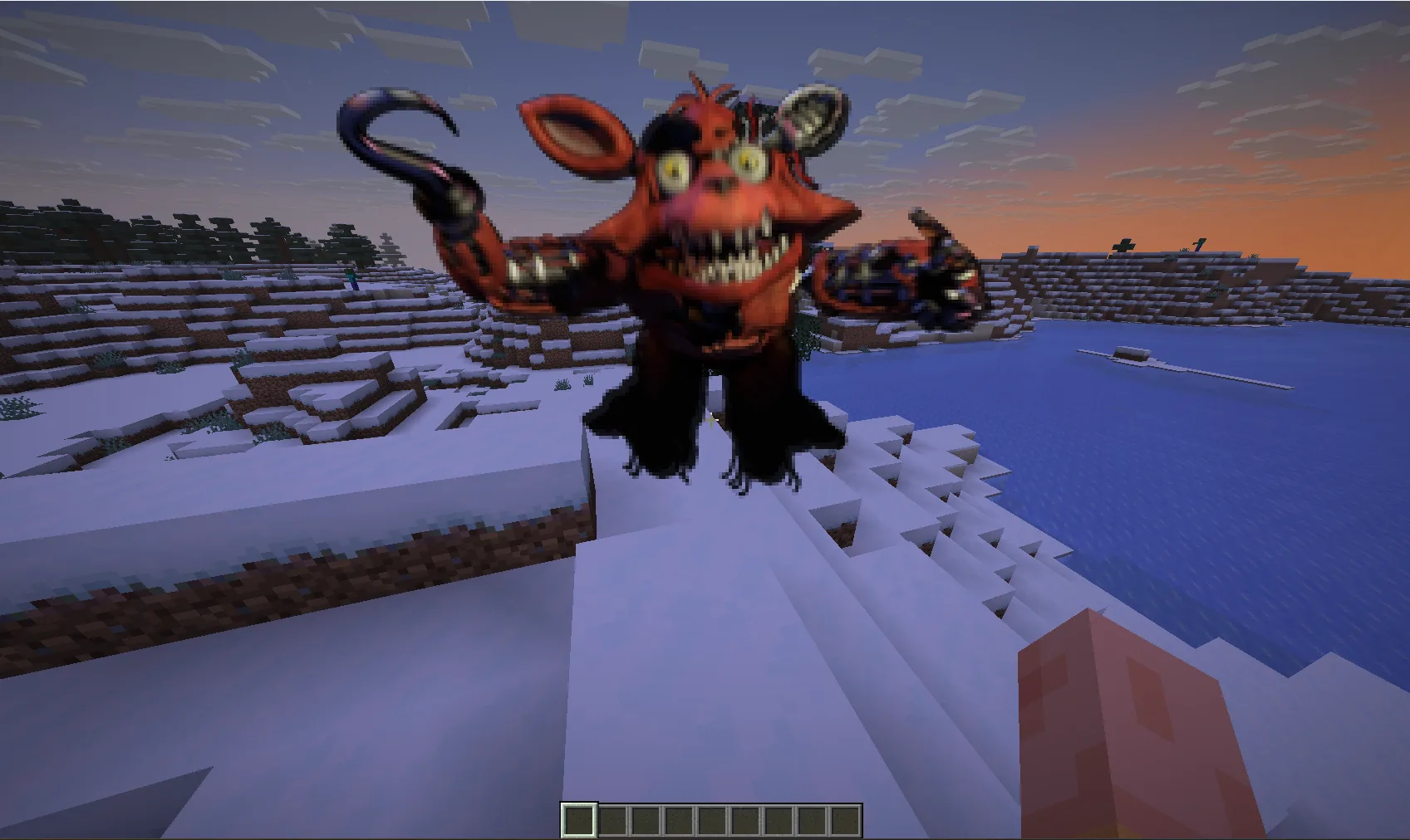 Игрок в Minecraft в творческом режиме испуган персонажем Withered Foxy.