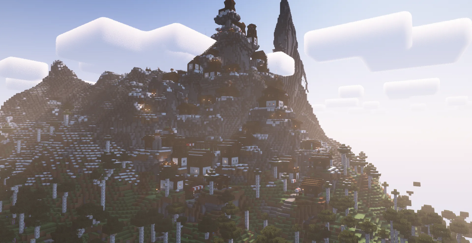 Деревня в альпийском стиле рядом с березовым лесом в Minecraft.