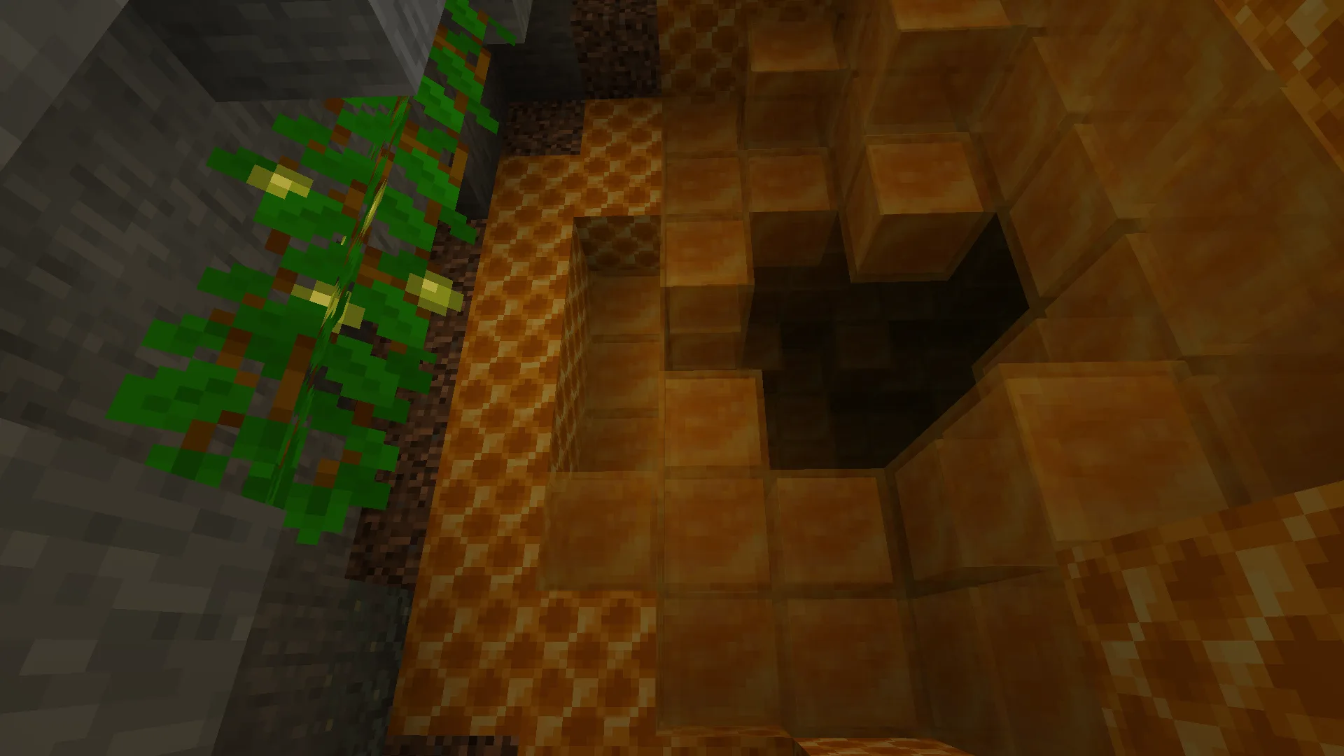Геода из меда в подземном биоме Minecraft.