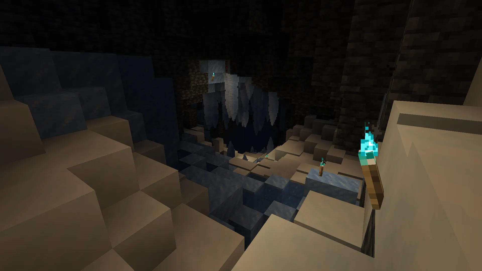 Подземный биом тундры с ледяными образованиями и снежными блоками в Minecraft.