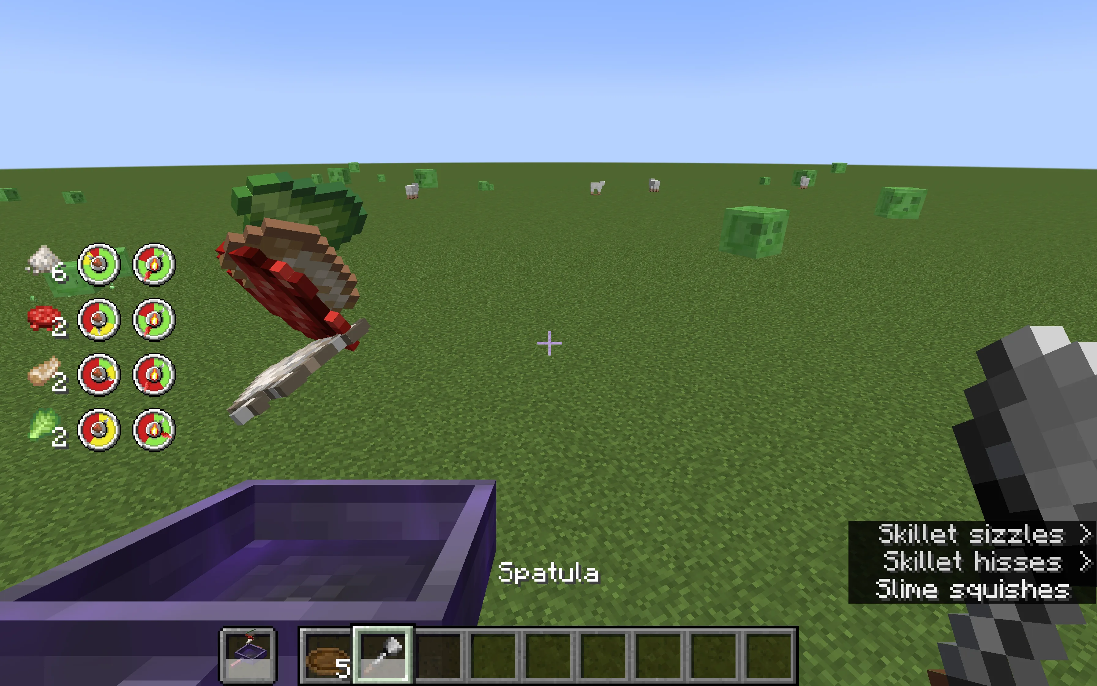 Игрок держит в руках предмет из мода Cuisine Delight.