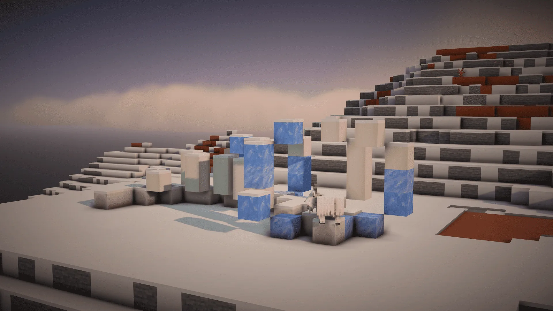 Замерзшие руины древней постройки в зимнем биоме Minecraft.