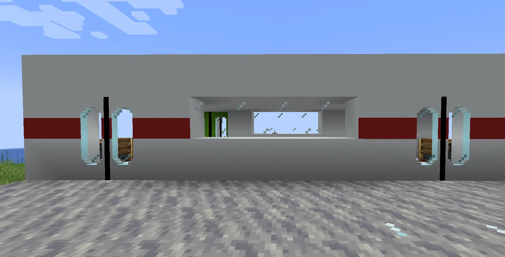 Дверь IC2 на поезде из мода Create Train Utilities.