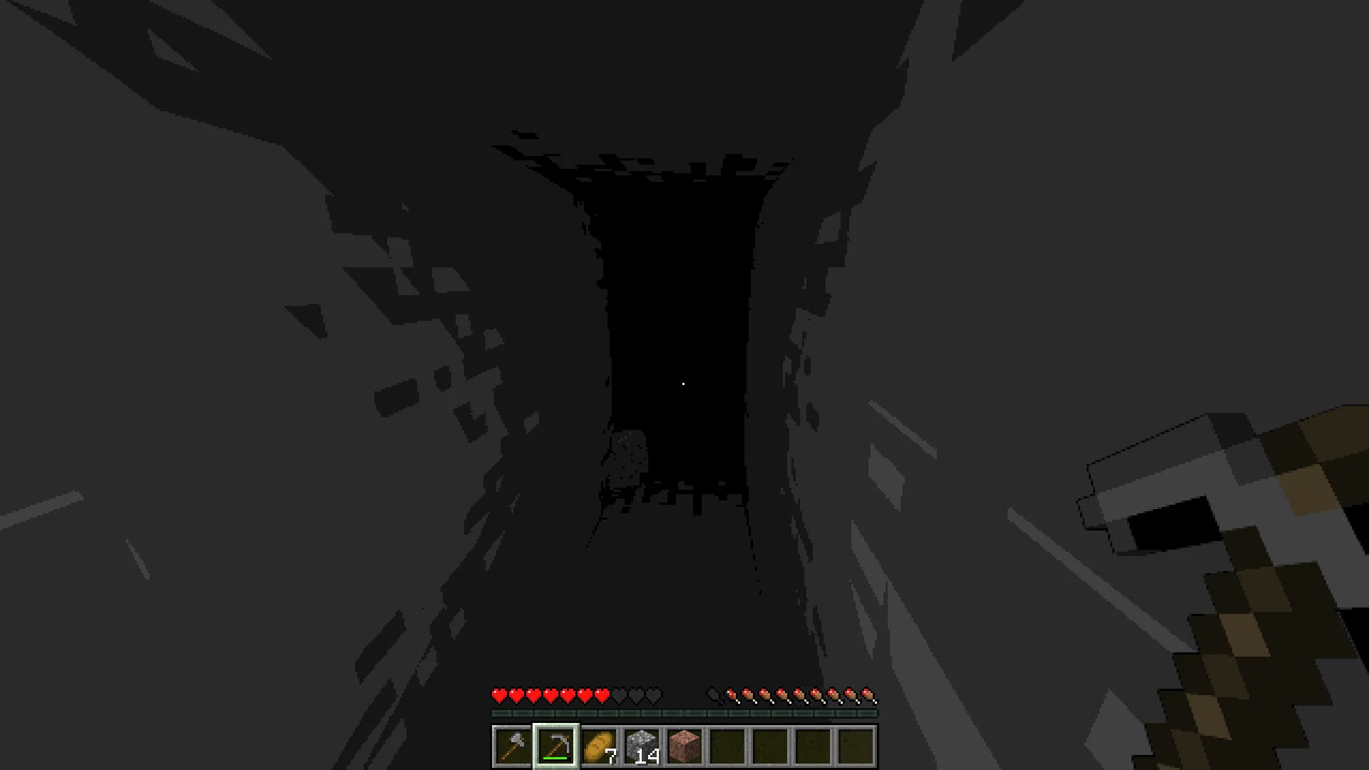 Lethal Shaders: Игрок освещает темную пещеру своим фонарем.