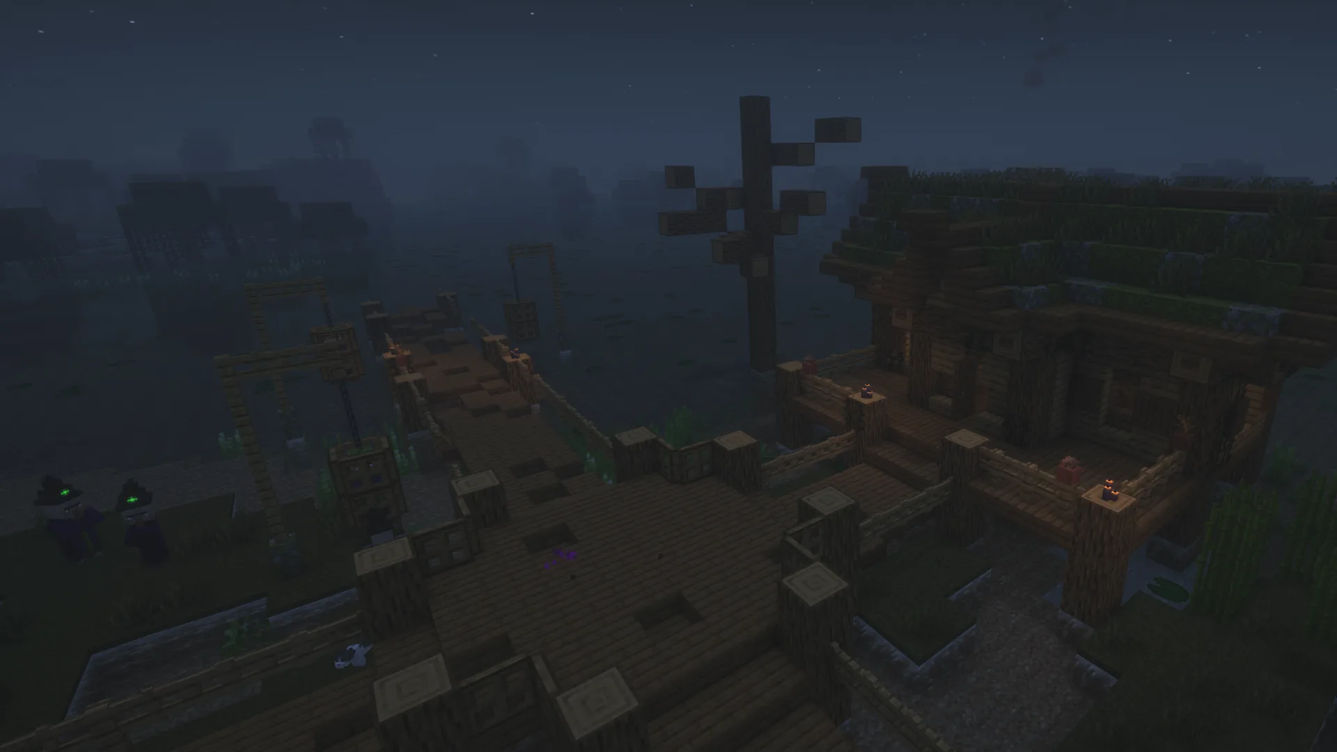Деревня ведьм в болоте в Minecraft ночью.