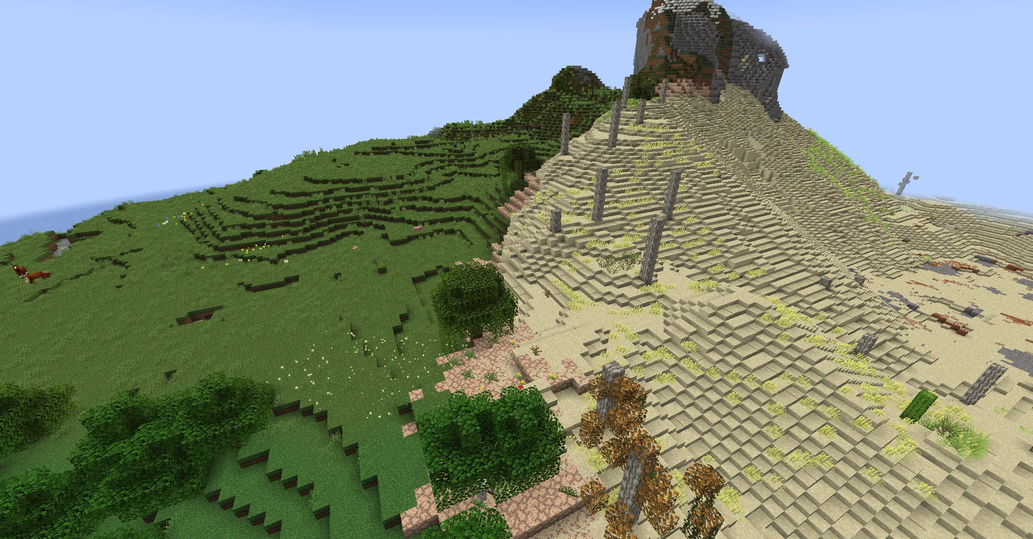 Холм в процессе превращения в пустыню в Minecraft.