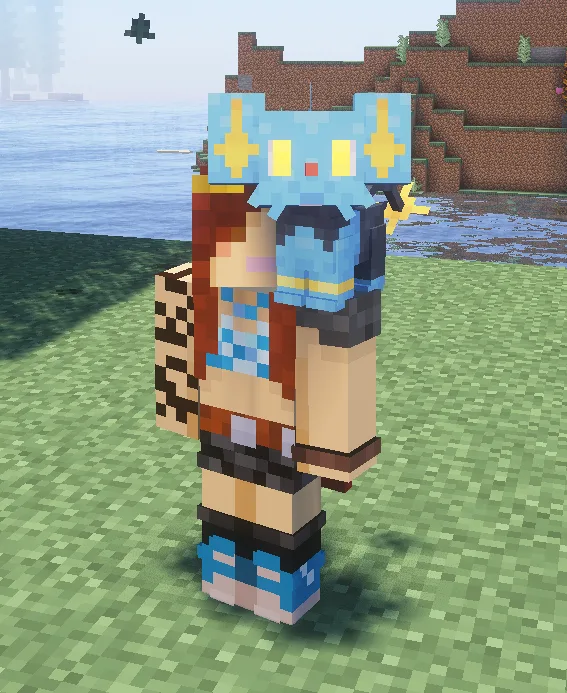 Шинкс из мода Cobblemon сидит на плече игрока.