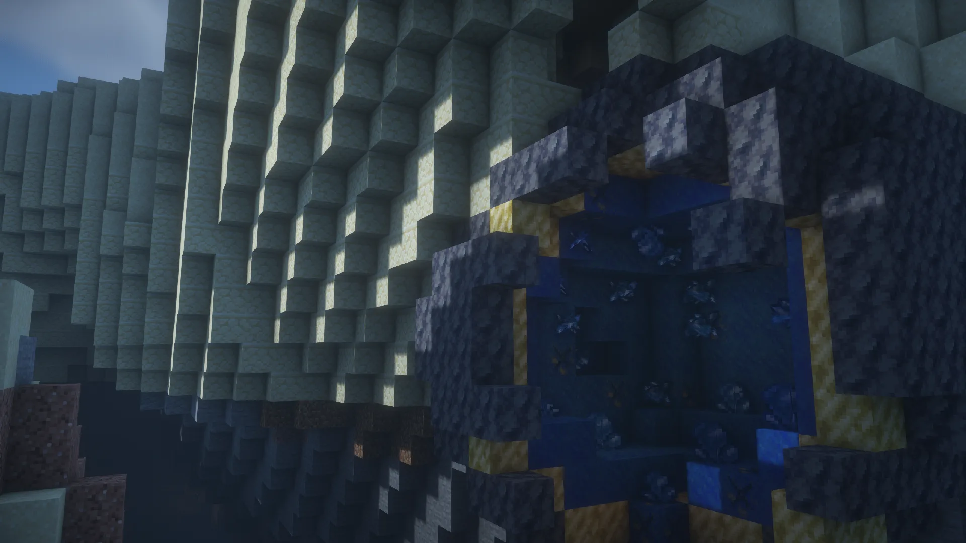 Жеода из лазурита у входа в пещеру в пустыне.