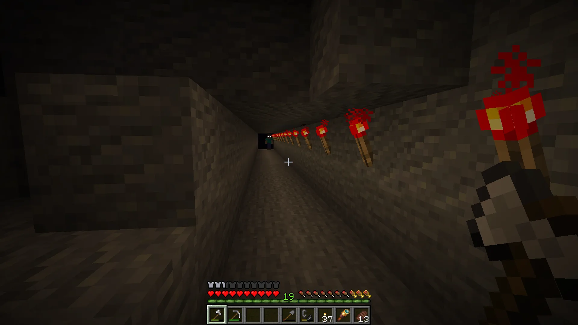 Длинный тёмный туннель в Minecraft.