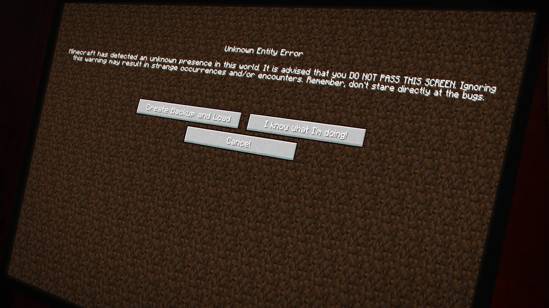 Игрок в Minecraft встречает Херобрина в тумане.