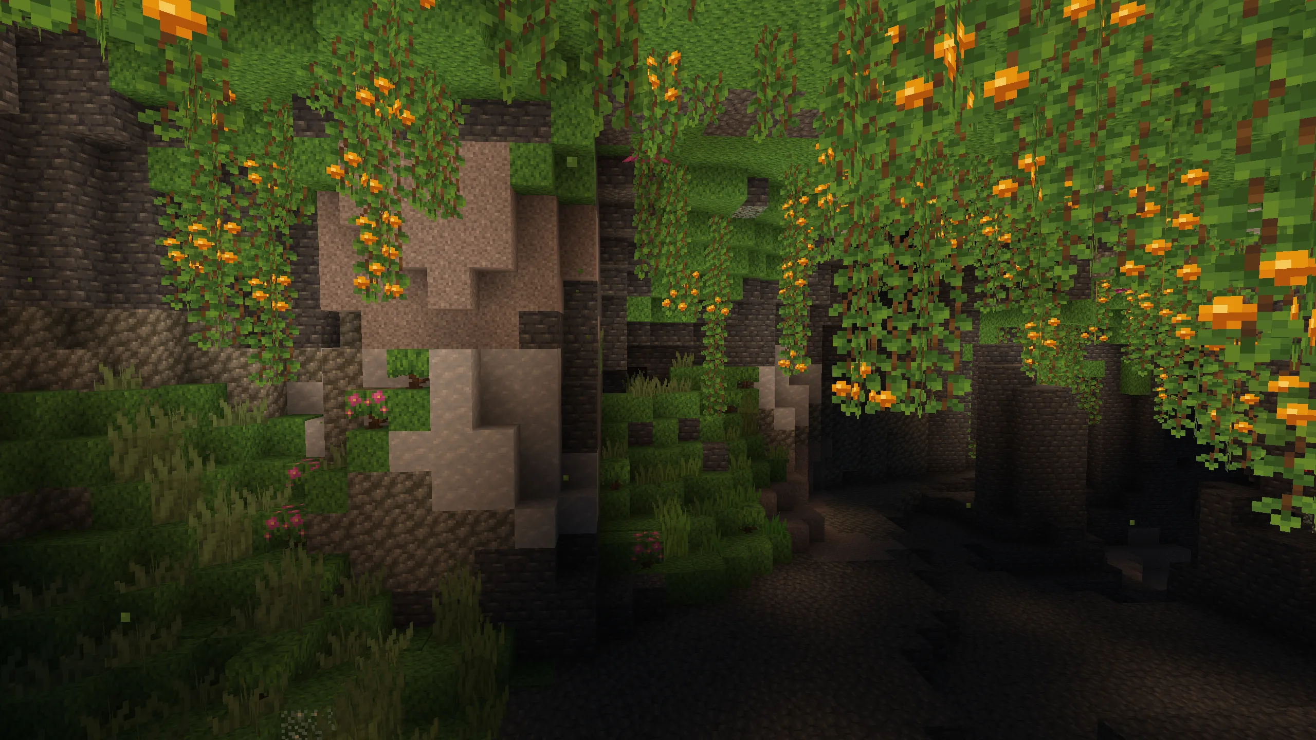 Вид на пещеру с пышной растительностью в Minecraft.