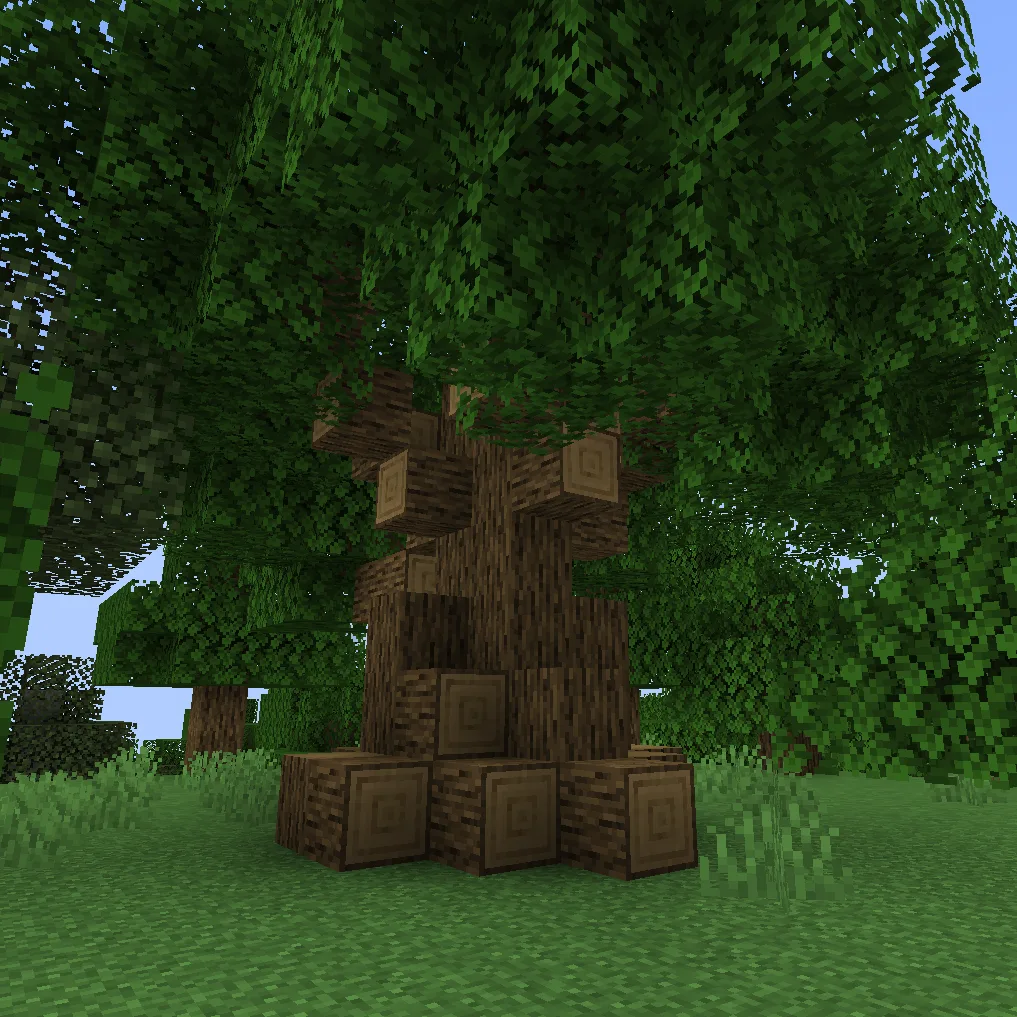 Большой дуб в лесу.