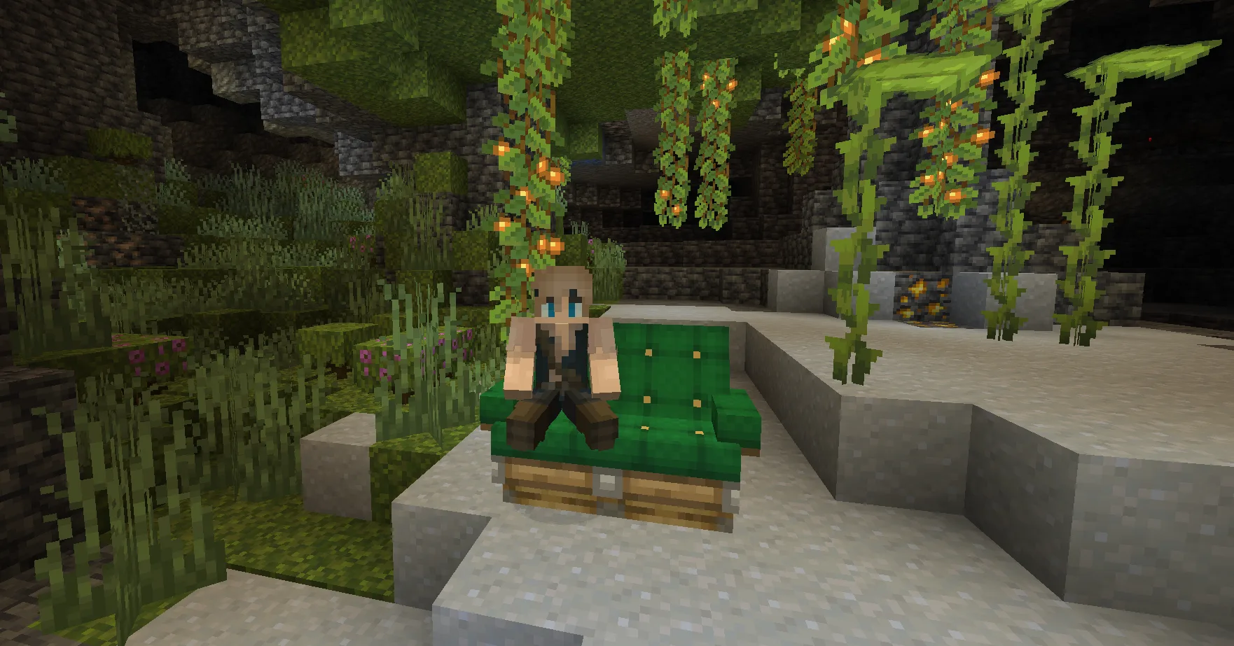 Игрок сидит на диване из двух зеленых кресел из мода Create: Interiors.