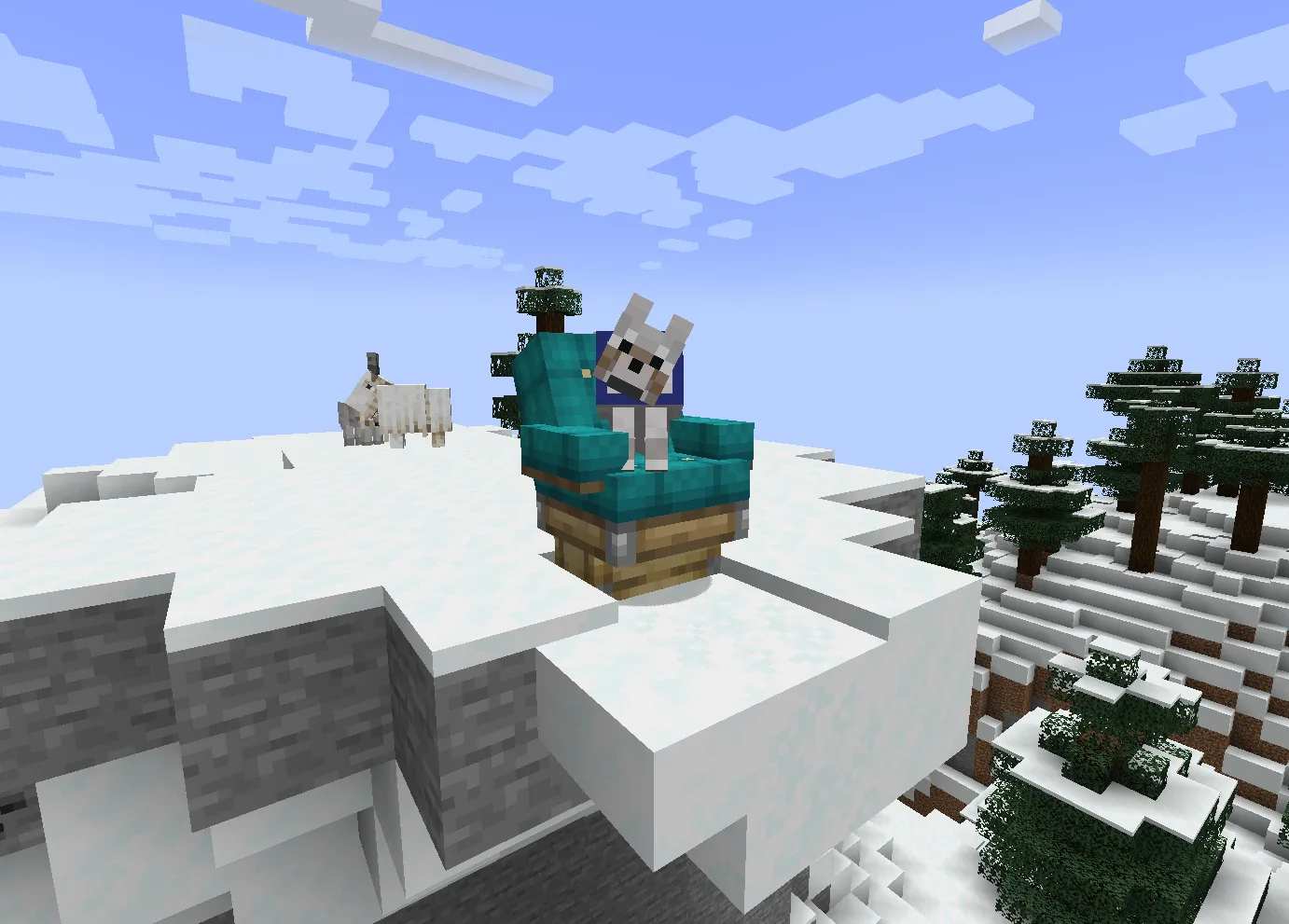 Прирученная собака сидит на голубом стуле из мода Create: Interiors.