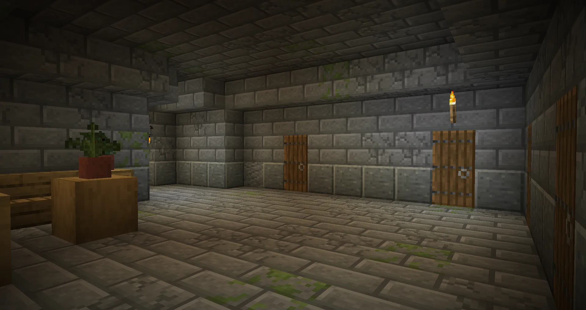 Коридоры крепости из каменных кирпичей с простой мебелью и небольшими комнатами.