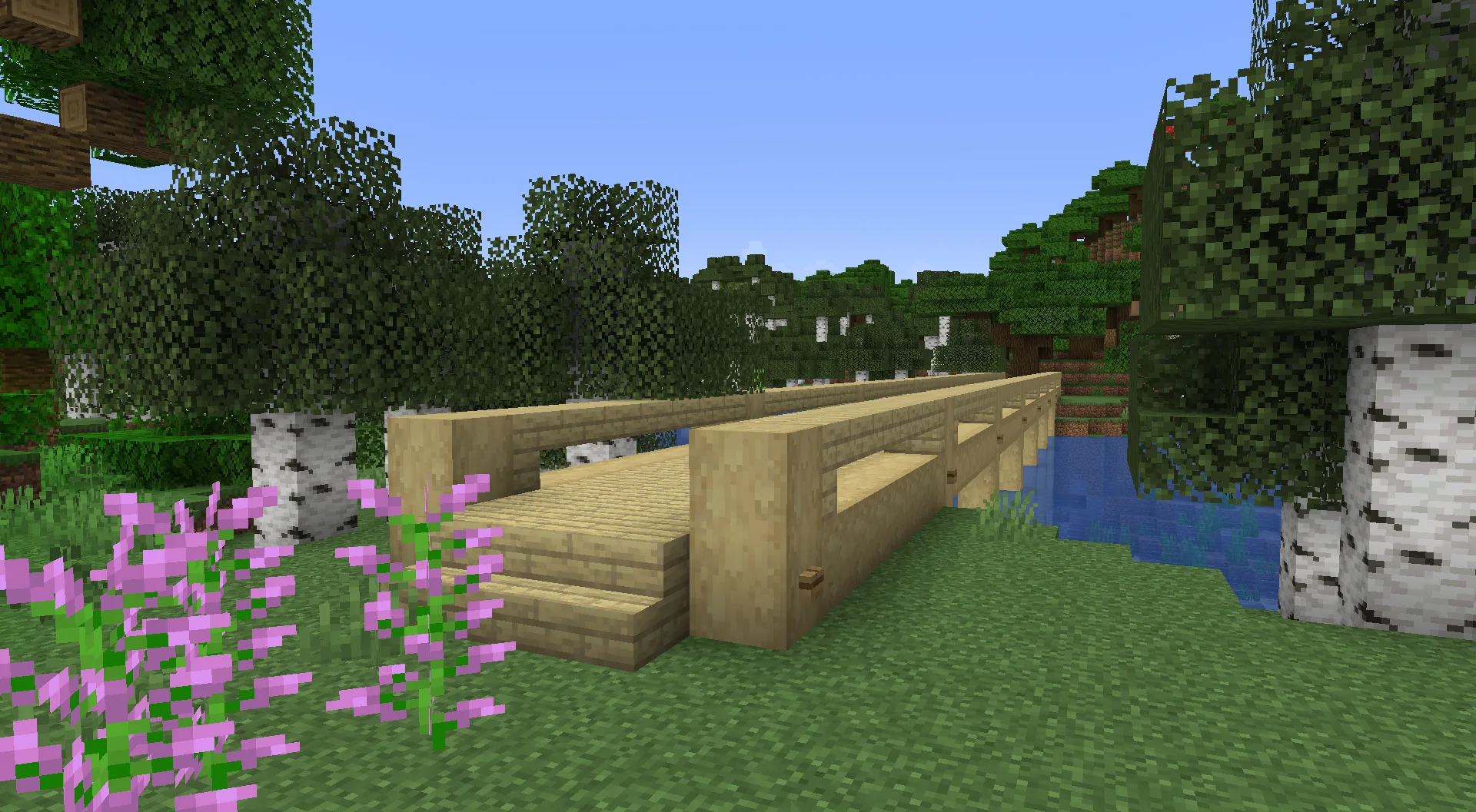 Деревянный мост из березовых блоков в Minecraft.